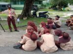Personel Denzibang 1/Stg Ajarkan Latihan Pionerring kepada Anggota Pramuka SMK Muhammadiyah Sintang