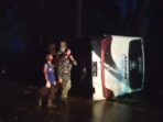 Diduga Rem Blong, Bus Mini Terguling di Pacet Tewaskan Satu Orang