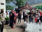 Satlantas Jakarta Barat Berkolaborasi dengan MBC Bagikan Takjil 