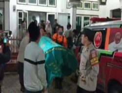 Polisi Bantu Prosesi Pemakaman Korban Gempa Asal Majalengka