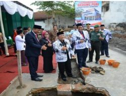 Peletakan Batu Pertama Gedung PGRI Jombang oleh Bupati Hj Mundjidah Wahab