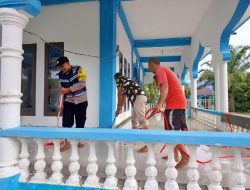 Di Sela-sela Tugas, Bhabinkamtibmas Polsek Beutong Bantu Warga Bersihkan Masjid