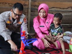 Jumat Barokah, Kapolres Nagan Raya didampingi Ibu Ketua Cabang Bhayangkari Berikan Bantuan kepada Adik Hafif fauzi Penderita Penyakit Regurgitasi (Jantung Bocor)