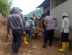 Polsek Bantarujeg bersama Muspika dan Warga, Bersihkan Sisa Material Longsor di Desa Gununglarang