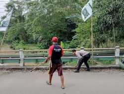 Kapolsek Ligung bersama Warga Laksanakan Kegiatan Gotong Royong,  Bersihkan Jembatan di Sekitar Sungai Cikamanggi