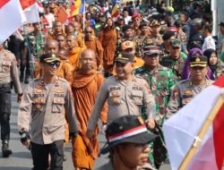 Sampai Wilayah Kendal, 32 Biksu Thudong Berjalan kaki Dikawal TNI-Polri