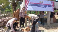 Kapolres Nagan Raya Lakukan Peletakan Batu Pertama Pembangunan MCK Pesantren Darul Ridha Desa Ujung Krueng Kec. Tripa Makmur