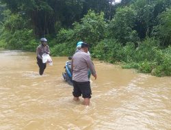 Personel Polsek Alafan Polres Simeulue Merespon Cepat untuk Membantu Masyarakat Terjebak Banjir