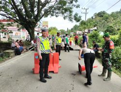 Personel Sat Lantas Amankan dan Alihkan Arus Lalu Lintas setelah Jembatan Desa Amaiteng Ambruk