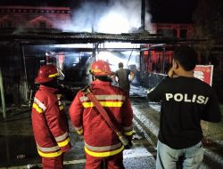 Personel Polres Simeulue Mengamankan Lokasi Kebakaran di Desa Air Dingin