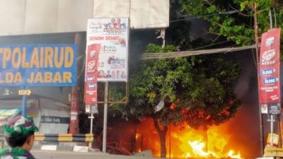 Gudang Rongsok di Kota Cirebon, Terbakar