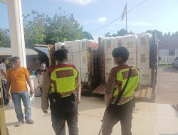 Kapolsek Kureng Sabee dan Personel PAM Kotak Suara Polres Aceh Jaya Memastikan Kelancaran Pergeseran Logistik Pemilu