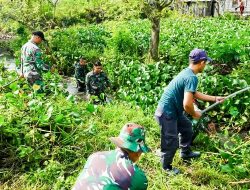 Babinsa Kodim Bojonegoro bersama Warga Sukorejo Karya Bakti Pembersihan Sungai