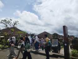 Pastikan Keamanan Wisatawan, Bhabinkamtibmas Kelurahan Kubu Sambangi Obyek Desa Wisata Penglipuran